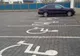 Bani de carburant de la guvern pentru persoanele cu diabzilități. Cât ar putea primii românii cu handicap