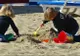 La ce riscuri se expun copiii care mănâncă nisip pe plajă