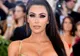 Kim Kardashian şi-a implantat un colier la gât, sub piele, iar acum arată ca un extraterestru