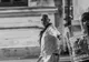 Cine este personajul misterios în ALB din Piaţa Victoriei care i-a coordonat pe jandarmi?