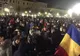 Proteste şi la Cluj: 100 de oameni au stat cu mâinile ridicate şi au purtat pe faţă măşti de gaze