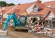 Răzbunare din gelozie, cu BULDOZERUL. Un bărbat din Sibiu i-a distrus casa unui presupus pretendent al soției - VIDEO