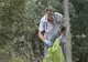Preşedintele ţării a ieşit la strâns gunoaie: "Natura trebuie păstrată curată"