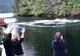 Au văzut valuri în mijlocul unui lac dintre munţi.Când au observat ce a ieşit de acolo, s-au speriat