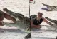 Ce a păţit acest bărbat care a decis să-şi bage mâna în gura crocodilului depăşeşte orice imaginaţie