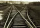 Tren blocat pe şine. Traversele de cale ferată au luat foc din cauza unui incendiu 