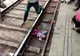 VIDEO Un copil mic a scăpat cu viață după ce a trecut trenul peste el