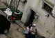 Vase spălate în spatele blocului, în butoi, la o patiserie din Slatina