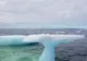 A zărit ceva ciudat pe un aisberg din Atlantic. Când s-a apropiat de gheţar, a încremenit!