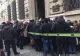 Românii au luat cu asalt sediul BNR. Stau la coadă pentru bani
