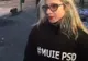 Protestatară din fața Guvernului, obligată de jandarmi să-și scoată tricoul de pe ea
