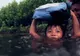 Elevii înoată prin mangrove ca să ajungă la școală. IMAGINI care îți sfâșâie inima 