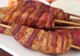 Înveleşte cartofii tăiaţi felii în bacon. O idee genială pentru o reţeta simplă