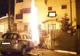 O mașină a luat foc după ce a intrat într-o țeavă de gaze