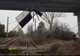La un pas de tragedie! Balustrada unui pod căzută peste calea ferată!