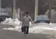 Halucinant, a vrut să fure de la poliţişti ziua în amiaza mare (VIDEO)