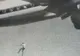Povestea adevărată a pozei care surprinde cum un om cade dintr-un avion