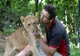 CUMPLIT! Un bărbat a fost mâncat de viu de un leu, pe care îl creştea acasă. VIDEO