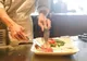 O chelneriţă dezvăluie secretul şocant din bucătăria restaurantelor. Ce pun în mâncare