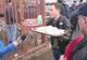 Liviu Dragnea a fost așteptat cu huiduieli, cătușe și o tavă cu rahat turcesc la Reșița