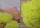 Te speli cu acest tip de burete la duş? Aruncă-l imediat sau pregătește-te de ce e mai rău