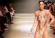 Moda a luat-o razna: cele mai sexy modele au apărut goale pe catwalk