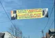 De tot râsul! Şi-a anunţat nunta cu bannere legate pe stâlpi