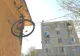 De teama hoților, un băcăuan își urcă bicicleta la etajul IV, cu scripeți 