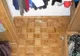 A găsit o trapă în dulapul cu haine. A deschis-o și surpriză! A plâns când a văzut ce era dincolo