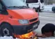 A făcut focul sub mașină, iar ce s-a întâmplat 5 minute mai târziu este incredibil