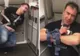 Un pasager beat a vrut să deschidă ușa avionului în timpului zborului. A fost pus la punct imediat