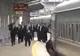 Halucinant: Oamenii lui Kim Jong-Un îi lustruisc trenul din mers (VIDEO)  