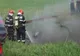 Imagini cumplite: O mașină a luat foc după ce s-a răsturnat într-un șanț. 5 victime