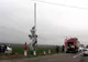 Autoturism în flăcări, părăsit lângă calea ferată