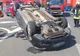 Accident incredibil în parcarea unui supermarket. O mașină, răsturnată