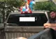 A fost oprit în trafic şi apoi arestat pentru mesajul abţibildului lipit de maşină