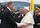 Primele imagini cu Papa Francisc în România. Așteptat de Iohannis, în ovațiile mulțimii: Vivat Papa!