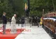 Klaus Iohannis i-a şoptit Papei Francisc cum să salute în limba română. VIDEO realitatea.net