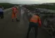 Aluviuni pe DN24 din cauza ploilor. O ambulanță a derapat pe noroi și a provocat un carambol