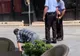 Scenă şocantă la Craiova: Un bărbat merge ca un câine pe lângă poliţişti