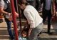 Fetiță de 8 ani, luata cu mascații de părinții adoptivi din SUA. Proteste în fața casei ei 