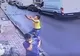 Un adolescent a prins un bebeluș care a căzut de la etajul doi. VIDEO incredibil