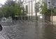 Rupere de nori în București! Capitala, inundată. Schele prăbușite în stradă din cauza furtunii