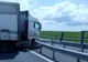 Pericol de explozie pe autostrada A1. Un TIR a intrat în parapeți
