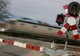 Accident violent, pe fondul vitezei: s-a răsturnat cu mașina pe calea ferată