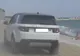 Șmecher cu bolid de lux face slalom printre copii pe plajă