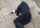Caz șocant, la Reșița. Bărbat în costum, găsit inconștient, pe stradă. Lângă el era un plic cu BANI