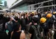 Revoltă masivă la Hong Kong. Protestatarii au forțat intrarea în Guvern și Parlament (VIDEO)