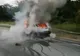 Imagini incredibile. Autoturism în flăcări pe DN 65. Cum a reușit șoferul să se salveze?