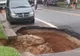 Imagini terifiante. O maşină a fost înghiţită de pământ, sub ochii îngroziți ai oamenilor
